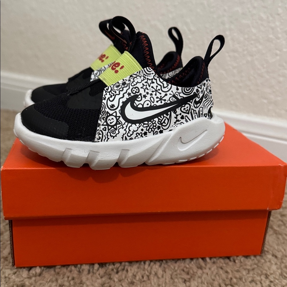 Flex Runner 2 Toddler 5C • Black & White Graphic Slip-On Sneakers